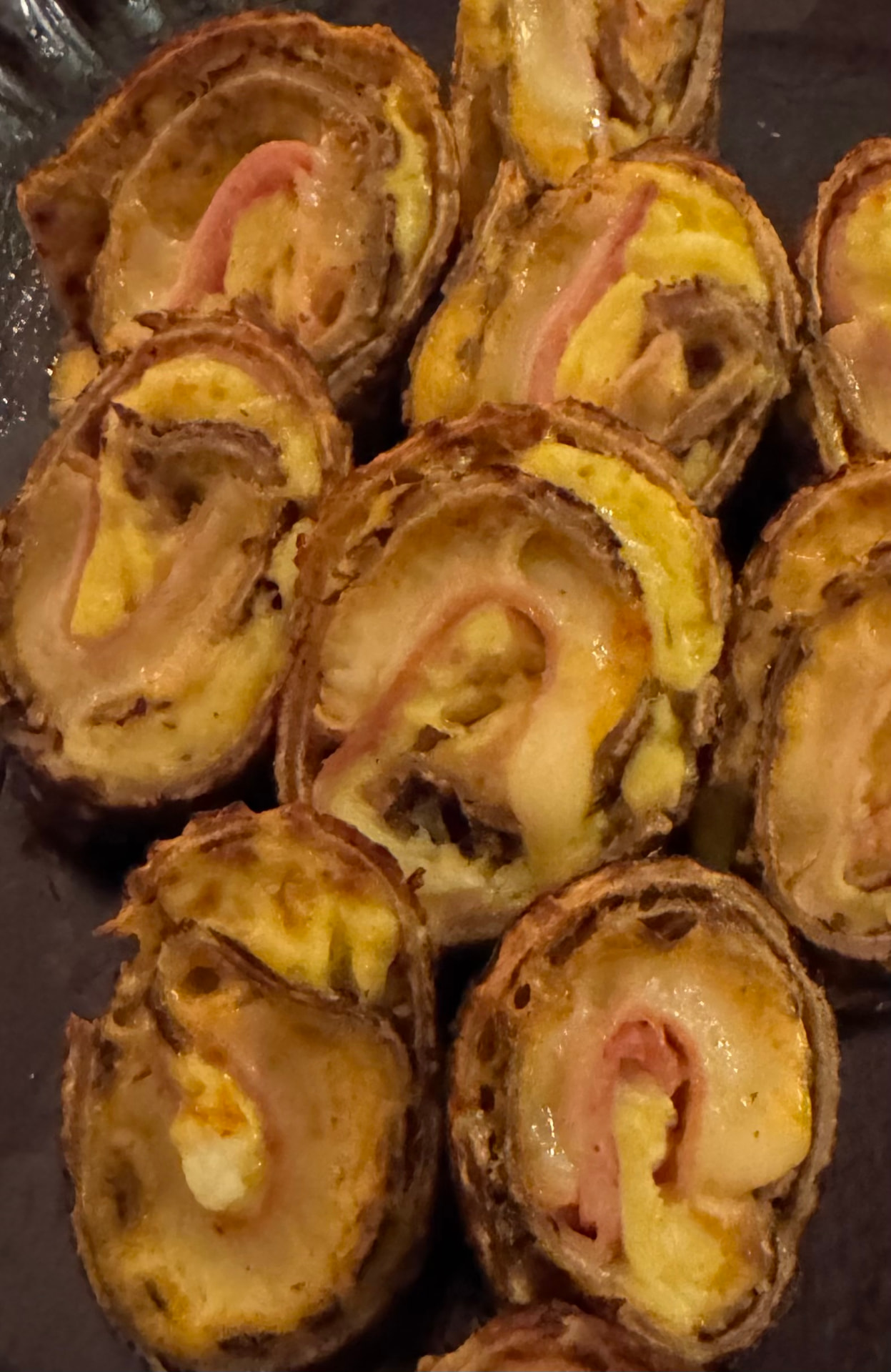 Des wraps de sarrasin garnis d'œuf, de jambon et de fromage, tranchés en tranches et passés au four